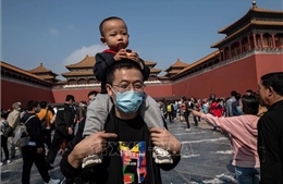 Trung Quốc bổ sung nhiều biện pháp mới khuyến khích sinh con