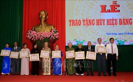Trao Huy hiệu Đảng cho 158 đảng viên tại Vĩnh Long