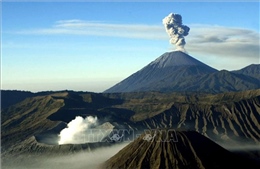 Núi lửa Semeru phun dung nham khiến hàng trăm người sơ tán 