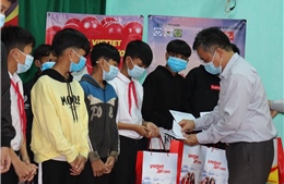 Hỗ trợ trẻ em khó khăn, bị ảnh hưởng bão lũ tại Quảng Nam