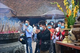 Du khách đeo khẩu trang khi đến đền Trần (Nam Định) đầu năm mới