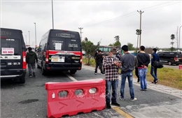 Bến xe tự phát trên cao tốc, người lao động rời Quảng Ninh bị chặt chém giá dịch vụ