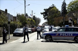 Tấn công bằng dao tại một đồn cảnh sát gần Paris