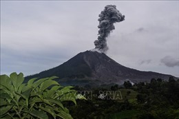 Núi lửa Sinabung tại Indonesia hoạt động mạnh