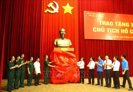 Bộ Tư lệnh Bảo vệ Lăng Chủ tịch Hồ Chí Minh tặng tỉnh Nghệ An pho tượng Bác Hồ