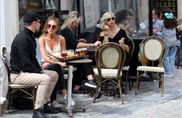 Người dân Bỉ vui mừng khi được phép ngồi cà phê hè phố