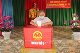 Hoàn thành việc bỏ phiếu, cử tri Hà Tĩnh yên tâm ra đồng thu hoạch lúa