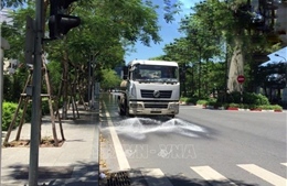 Tưới nước đường phố Hà Nội để hạ nhiệt ngày nắng nóng