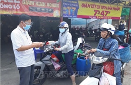 Ninh Thuận: Phát phiếu đi chợ cho người dân để phòng, chống dịch COVID-19