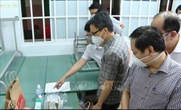 Phó Thủ tướng Vũ Đức Đam kiểm tra trạm y tế lưu động tại TP Hồ Chí Minh