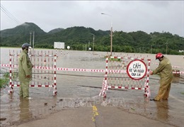 Phú Yên nước lũ dâng cao chia cắt cục bộ một số địa phương