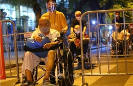 Những người trong khoa thận Bệnh viện Việt-Đức được phép về nhà
