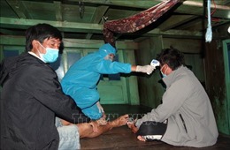 Bộ đội Biên phòng Sóc Trăng tiếp nhận 2 ngư dân gặp nạn trên biển