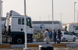 Nổ 3 xe bồn chở nhiên liệu tại UAE nghi do tấn công bằng máy bay không người lái