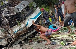 Lật xe thảm khốc Philippines làm ít nhất 11 người tử vong