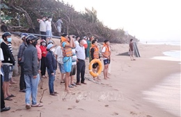 Hai học sinh bị sóng biển cuốn mất tích