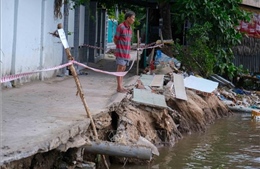 Sạt lở bờ sông Ô Môn làm 4 căn nhà chìm xuống sông
