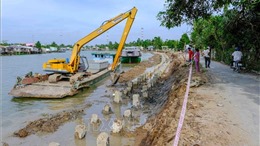 Đẩy nhanh tiến độ các công trình kè chống sạt lở sông Ô Môn