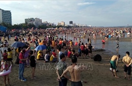 Lượng du khách đổ về các bãi biển ở Thanh Hóa tăng cao