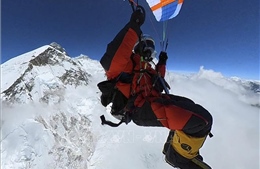 Cú nhảy dù hợp pháp đầu tiên trên đỉnh Everest