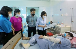 Thăm hỏi công nhân bị thương trong vụ nổ đường ống tháp xử lý khí tại Bắc Ninh