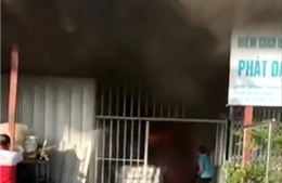 Giải cứu một thanh niên bị mắc kẹt trong vụ cháy căn nhà chứa phế liệu ở Bình Dương