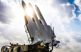 Iran ra mắt tên lửa tầm trung mới