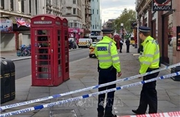 Hai cảnh sát bị tấn công bằng dao tại trung tâm London