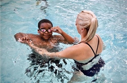 Thông điệp xóa bỏ phân biệt chủng tộc từ các lớp dạy bơi miễn phí cho người da màu
