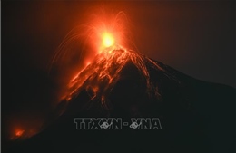 Núi lửa Fuego ở Guatemala phun trào, cột tro bụi cao đến 2 km
