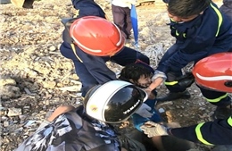 Cứu nạn thành công bé gái 5 tuổi rơi xuống hố cọc ép bê tông