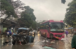 Tai nạn giao thông nghiêm trọng ở Hòa Bình làm 2 bố con thương vong