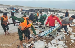 Phú Yên: Sóng lớn đánh chìm tàu cá 