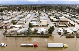 Tổng thống Mỹ thị sát khu vực ven biển bị bão tàn phá tại bang California