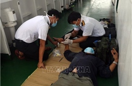 Hải quân cấp cứu ngư dân bị tai nạn lao động trên biển