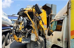 Tai nạn liên hoàn giữa 5 xe tải gây ách tắc trên Quốc lộ 1A
