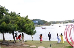 Biến ốc đảo trên hồ Xuân Hương thành công viên mở đón khách dịp lễ 30/4