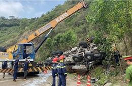 Lật xe tải chở dưa hấu ở Phú Yên làm ít nhất ba người tử vong