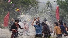 Tưng bừng Tết té nước của cộng đồng dân tộc Lào ở Điện Biên