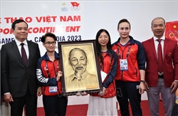 Phó Thủ tướng Trần Lưu Quang khích lệ tinh thần thi đấu của Đoàn Thể thao Việt Nam