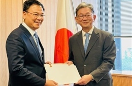 Đại sứ Phạm Quang Hiệu trình bản sao Thư ủy nhiệm tới Thứ trưởng Ngoại giao Nhật Bản