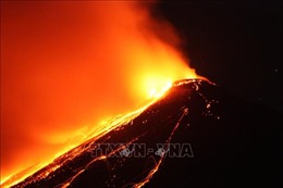 Núi lửa Karangetang ở Indonesia phun trào