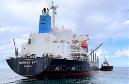 Tàu Hải quân cứu hộ tàu nước ngoài mắc cạn ở vùng biển Bình Thuận