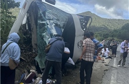 Lật xe chở khách trên đèo Khánh Lê, 4 du khách nước ngoài tử vong