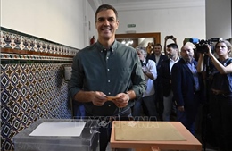 Cử tri Tây Ban Nha bỏ phiếu tổng tuyển cử trước thời hạn