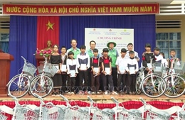Tặng xe đạp cho học sinh có hoàn cảnh khó khăn tại Đắk Lắk