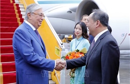 Tổng thống Cộng hòa Kazakhstan đến Hà Nội, bắt đầu chuyến thăm chính thức Việt Nam