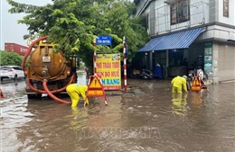 Hà Nội: Xuất hiện nhiều điểm ngập sau cơn mưa giữa trưa