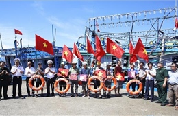 Vùng 4 Hải quân tặng quà, khám, cấp thuốc cho ngư dân tỉnh Khánh Hòa