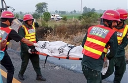 Xe khách va chạm xe chở xăng tại Pakistan làm 20 người bị chết cháy